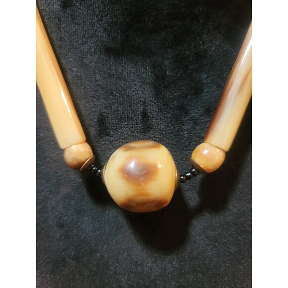 Women's Lightweight Beaded Necklace With Center Bead And Screw Lock Jewelry - Picture 3 of 6